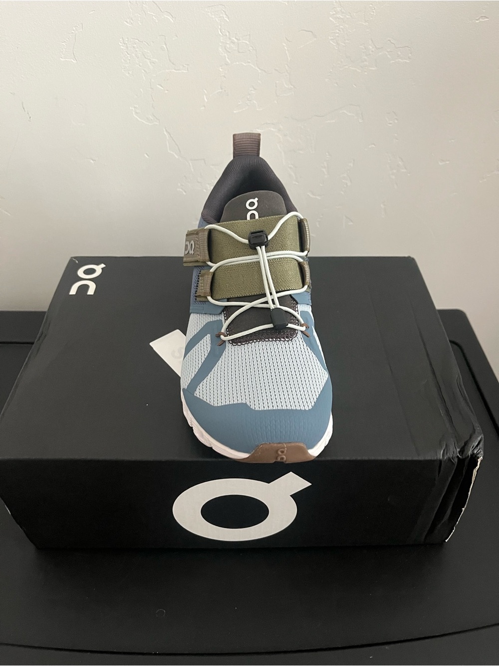 Women Oncloud running Sneaker in Blue and Olive Green, size 6 - Picture 4 of 6